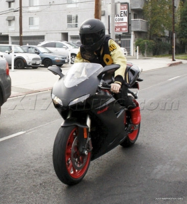 15.11 | Justin Bieber com sua moto em Los Angeles