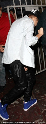 15.11 | Justin Bieber indo ao show de comédia Laugh Factory em LA