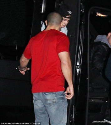 15.11 | Justin Bieber indo ao show de comédia Laugh Factory em LA