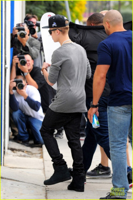 16.11 | Justin Bieber chegando em um estúdio de dança em LA