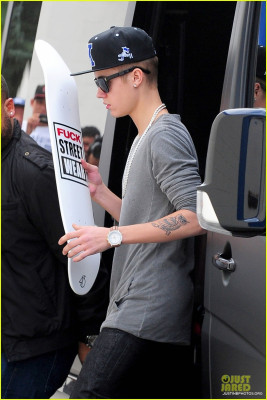16.11 | Justin Bieber chegando em um estúdio de dança em LA