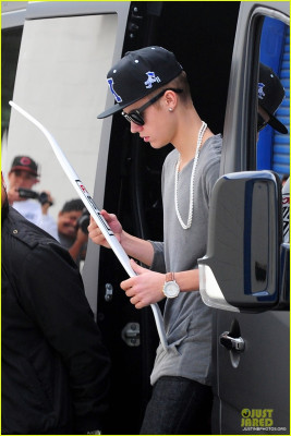 16.11 | Justin Bieber chegando em um estúdio de dança em LA