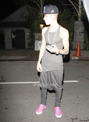 16.11 | Justin Bieber e Selena Gomez indo jantar em um restaurante japonês em Los Angeles