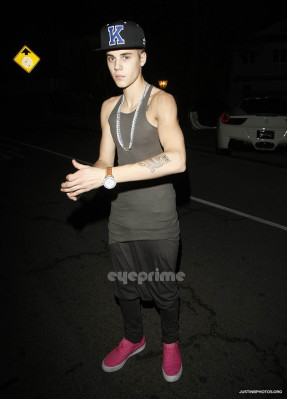 16.11 | Justin Bieber e Selena Gomez indo jantar em um restaurante japonês em Los Angeles