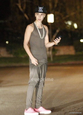 16.11 | Justin Bieber e Selena Gomez indo jantar em um restaurante japonês em Los Angeles