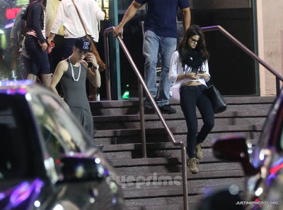 16.11 | Justin Bieber e Selena Gomez indo jantar em um restaurante japonês em Los Angeles