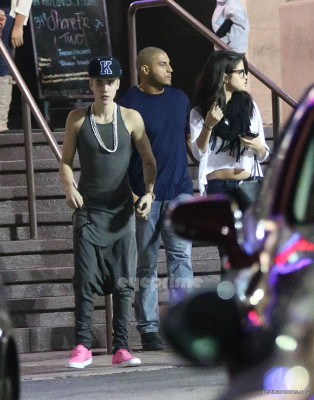 16.11 | Justin Bieber e Selena Gomez indo jantar em um restaurante japonês em Los Angeles