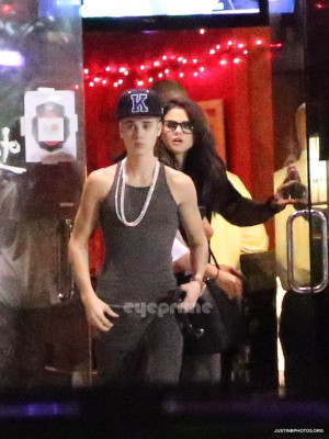 16.11 | Justin Bieber e Selena Gomez indo jantar em um restaurante japonês em Los Angeles