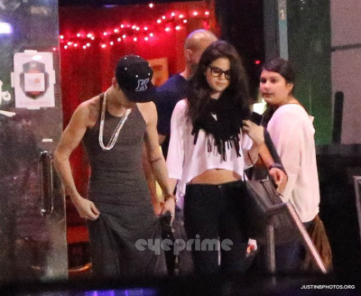 16.11 | Justin Bieber e Selena Gomez indo jantar em um restaurante japonês em Los Angeles