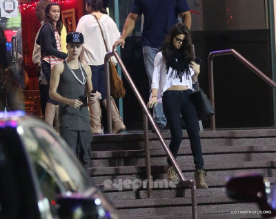 16.11 | Justin Bieber e Selena Gomez indo jantar em um restaurante japonês em Los Angeles