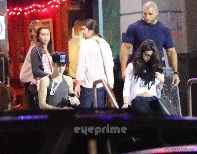 16.11 | Justin Bieber e Selena Gomez indo jantar em um restaurante japonês em Los Angeles