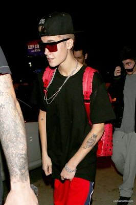 19.11 | Justin Bieber indo para o ginásio Equinox em Los Angeles