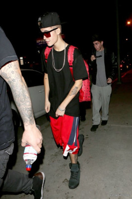 19.11 | Justin Bieber indo para o ginásio Equinox em Los Angeles
