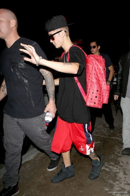19.11 | Justin Bieber indo para o ginásio Equinox em Los Angeles