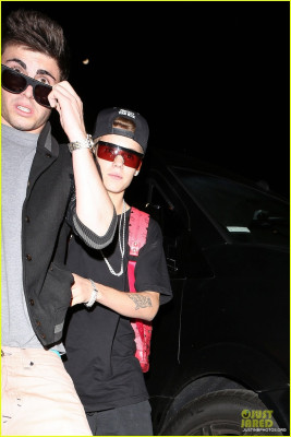 19.11 | Justin Bieber chegando no restaurante Benihana