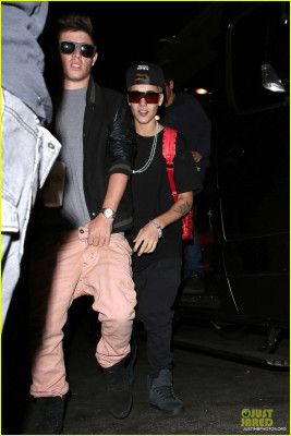 19.11 | Justin Bieber chegando no restaurante Benihana