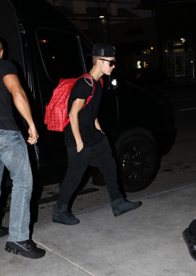 19.11 | Justin Bieber chegando no restaurante Benihana