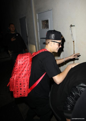 19.11 | Justin Bieber chegando no restaurante Benihana