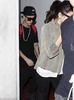 19.11 | Justin Bieber chegando no restaurante Benihana