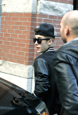 24.11 | Justin Bieber cumprimentando fãs em Toronto
