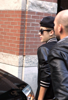 24.11 | Justin Bieber cumprimentando fãs em Toronto