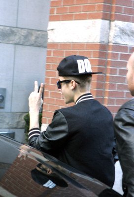 24.11 | Justin Bieber cumprimentando fãs em Toronto