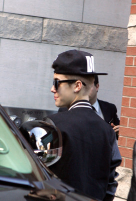 24.11 | Justin Bieber cumprimentando fãs em Toronto