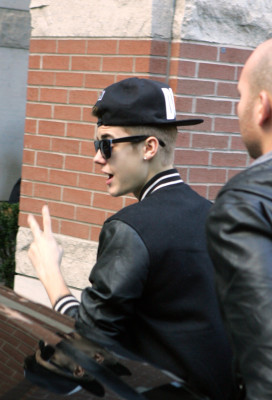 24.11 | Justin Bieber cumprimentando fãs em Toronto