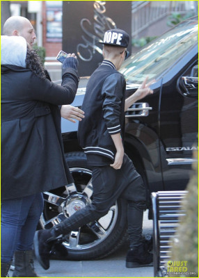 24.11 | Justin Bieber cumprimentando fãs em Toronto
