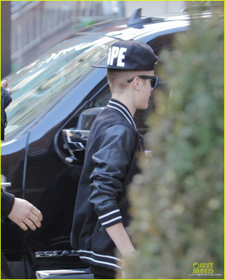24.11 | Justin Bieber cumprimentando fãs em Toronto