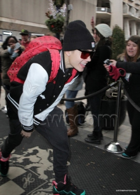 30.11 | Justin Bieber chegando em seu hotel em Toronto