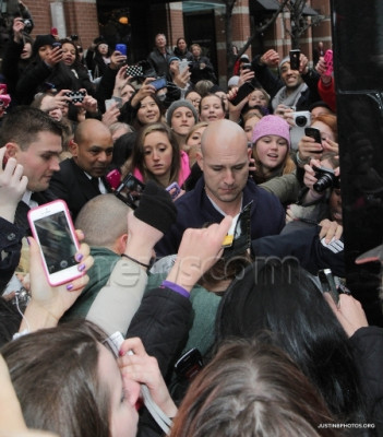 12.01 | Justin Bieber deixando seu hotel em Toronto