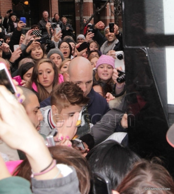 12.01 | Justin Bieber deixando seu hotel em Toronto