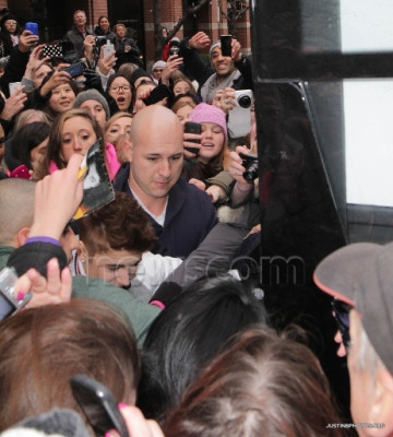 12.01 | Justin Bieber deixando seu hotel em Toronto