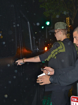 12.02 | Justin Bieber e Selena Gomez deixando o WolfGang’s Steakhouse