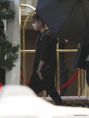 12.03 | Justin Bieber deixando seu hotel em Beverly Hills