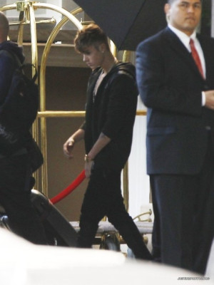 12.03 | Justin Bieber deixando seu hotel em Beverly Hills