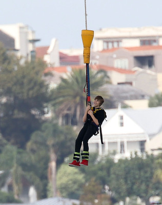 28.04 | Justin Bieber pulando de Bungee Jumping