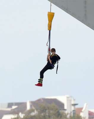 28.04 | Justin Bieber pulando de Bungee Jumping