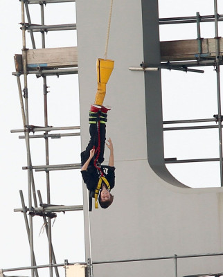 28.04 | Justin Bieber pulando de Bungee Jumping