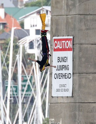 28.04 | Justin Bieber pulando de Bungee Jumping