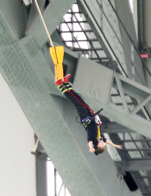 28.04 | Justin Bieber pulando de Bungee Jumping
