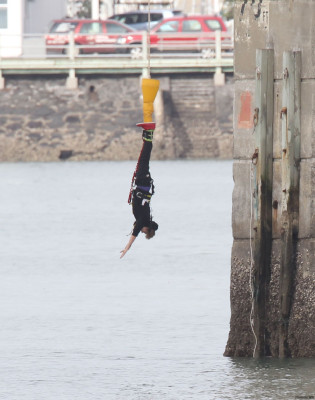 28.04 | Justin Bieber pulando de Bungee Jumping