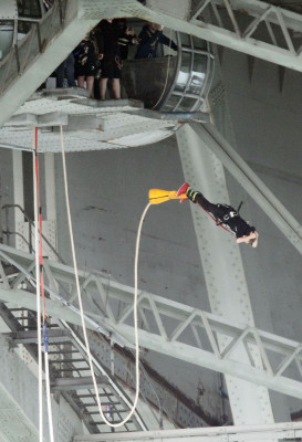 28.04 | Justin Bieber pulando de Bungee Jumping
