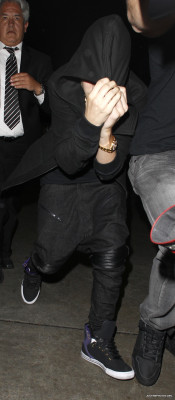 12.04 | Justin Bieber deixando posto de gasolina em LA