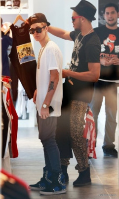 12.10 | Justin Bieber fazendo compras em Miami