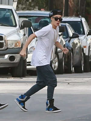 12.10 | Justin Bieber fazendo compras em Miami