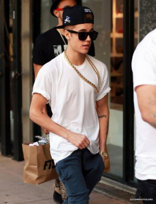 12.10 | Justin Bieber fazendo compras em Miami