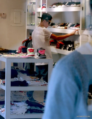 12.10 | Justin Bieber fazendo compras em Miami