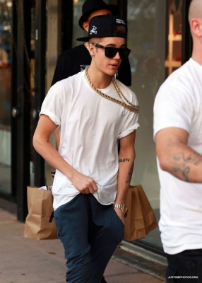 12.10 | Justin Bieber fazendo compras em Miami